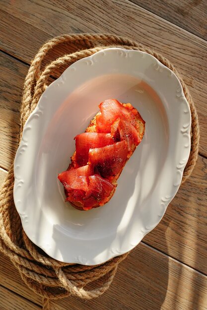 Рыбная тарелка / лосось, угорь копченый, хамон из тунца, оливки таджасские 